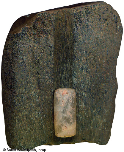 Calibreur polissoir de perles daté du Mésoindien, site de Sainte-Agathe à Macouria (Guyane), 2010.