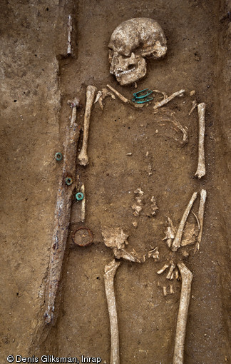 Inhumation du IVe s. avant notre ère, Buchères (Aube), 2013.Sont ici particulièrement visibles l'épée, le ceinturon et son système de suspension déposé en travers de la lame et du fourreau.