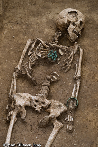 Femme inhumée avec trois fibules et un bracelet, IVe s. avant notre ère, Buchères (Aube), 2013.