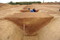 Coupe du fossé externe de l'établissement gaulois d'Andilly (Charente-Maritime), IIe-Ier s. avant notre ère, 2012.  Deux enclos fossoyés imbriqués, séparés par un talus, formaient un espace fortifié couvrant 5000 m2. 