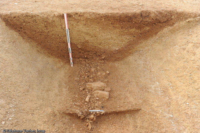 Coupe stratigraphique réalisée dans un fossé d'une ferme gauloise à Andilly (Charente-Maritime), IIe-Ier s. avant notre ère, 2012.
