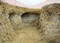Exemple de galerie souterraine dans le gisement calcaire exploité durant l'Antiquité aux  Boubards  à Saint-Germain-du-Puy (Cher), 2011. La présence ponctuelle sur ce terrain de grèses massives très indurées a incité les terrassiers à procéder en sape sous ces grèses qui forment alors un ciel de voûte non exploité