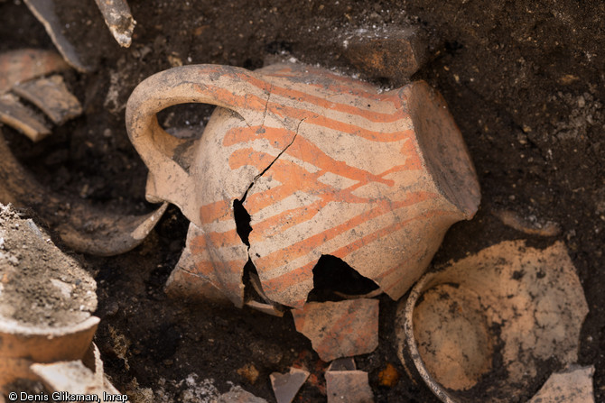 Vases à encens écrasés, en place, dans une sépulture du cloître du prieuré Saint-Éloi (XIIIe-XIVe s.), découverte sur le site de la préfecture de police de Paris, 2013. 
