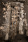 Sépulture du cloître du prieuré Saint-Éloi (XIIIe-XIVe s.), découverte sur le site de la préfecture de police de Paris, 2013. À droite, un vase à encens. 