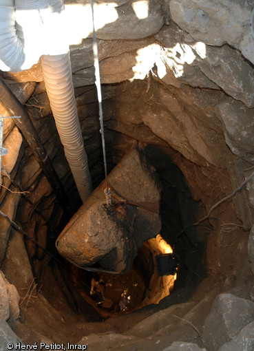 Margelle en pierre taillée retrouvée dans le puits, Magalas (Hérault), 2013. 