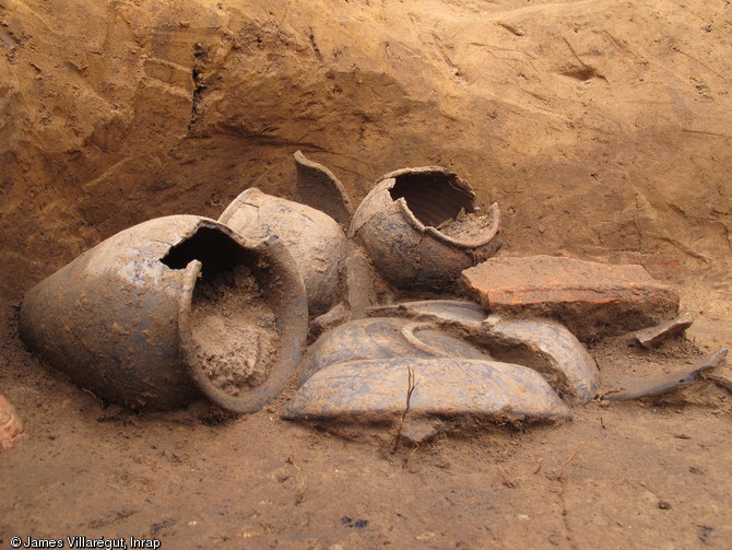 Dépôt de vases complets en céramique, Ier-IIIe s. de notre ère, Portbail (Manche), 2012.