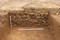 Fondations en moellons de schiste avec assises de réglage d'un vaste édifice compartimenté, Ier-IIIe s. de notre ère, site gallo-romain de Portbail (Manche), 2012. Cette maçonnerie est l'un des vestiges les mieux préservés du site.