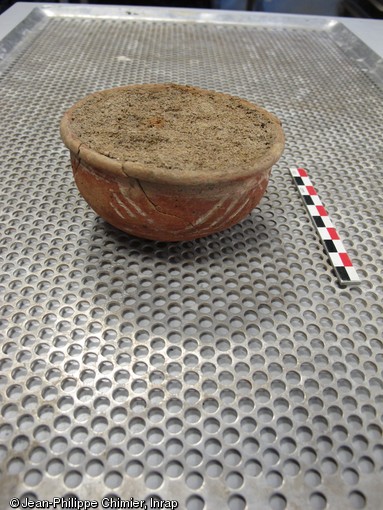 Coupe provenant de la fouille de la nécropole de la  Haute-Cour  à Esvres (Indre-et-Loire), 2013.Le sédiment contenu dans les différents récipients est analysé, les vases dessinés et photographiés.