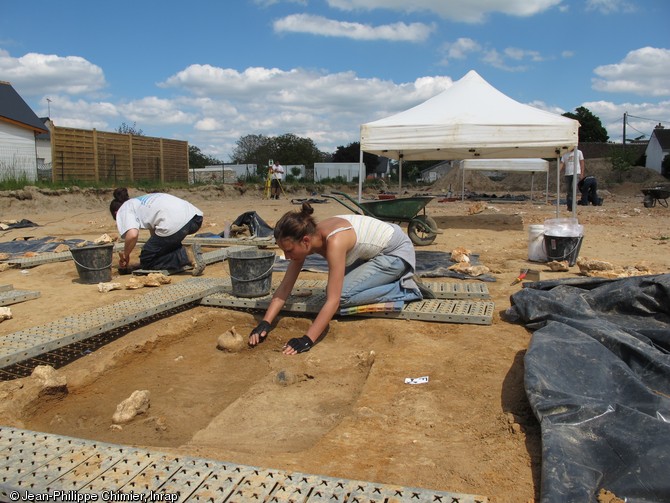 Vue générale du site décapé avec au premier plan une sépulture en cours de fouille, Esvres (Indre-et-Loire), 2013.