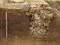 Aperçu des fondations d'un bâtiment résidentiel gallo-romain, Ier-IVe s. de notre ère, Val-de-Reuil (Eure), 2012.Deux assises de moellons calcaires liés au mortier reposent sur un blocage composé de blocs de silex et de craie.