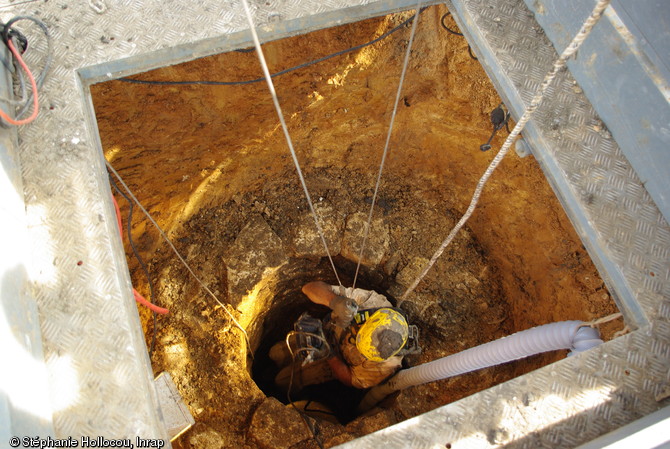 Descente au fond du puits antique pour dégager les ossements humains des VIIIe-Xe s., Entrains-sur-Nohain (Nièvre), 2013. 