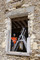 Fenêtre de la salle du manoir de Gilles de la Maçonnais à Vassé, XVIe s., Torcé (Ille-et-Vilaine), 2013.L'écusson visible sur le linteau de la fenêtre est la marque de marchand de Gilles de la Maçonnais, bourgeois de Vitré et membre de la confrérie des marchands d'Outremer de la ville.