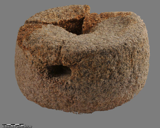 Partie supérieure mobile d'une meule rotative (diamètre 35 cm ; hauteur 17 cm), ou catillus, granite, Ier s. avant notre ère, Brielles (Ille-et-Vilaine), 2012. 