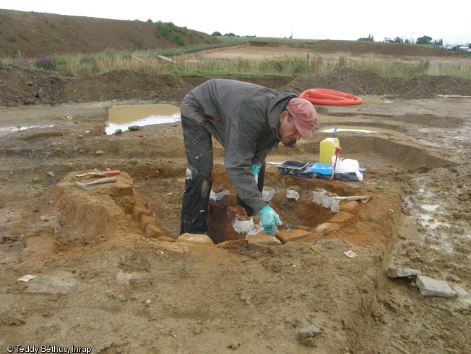 Préparation de l'étude archéomagnétique du four de potier pour dater précisément sa période d'activité, Gennes-sur-Seiche (Ille-et-Vilaine), 2011-2012.L'analyse date l'activité du four entre les années 516 et 648.