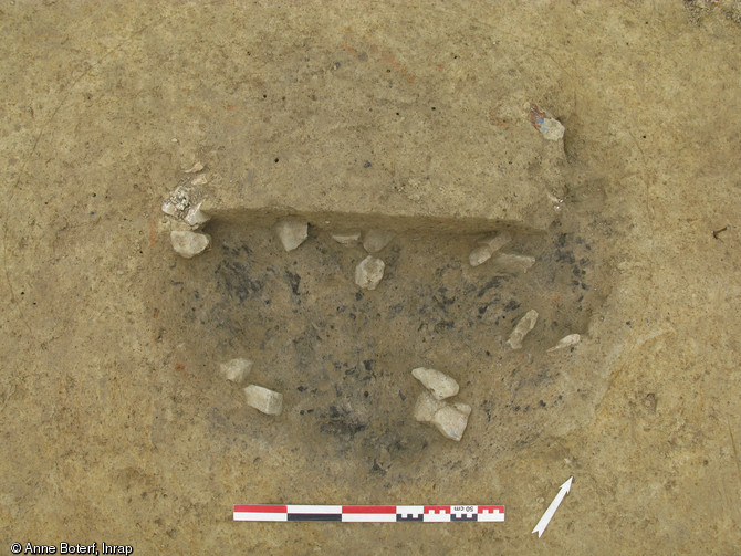 Fosse-foyer néolithique, vers 4000 avant notre ère, La Cropte (Mayenne), 2012.Quatre structures de ce type ont été découvertes, associées à un petit bâtiment construit sur poteaux.