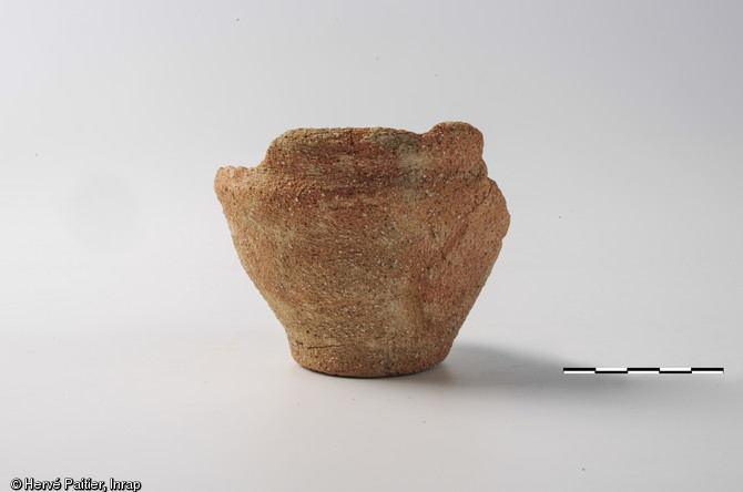 Vase du VIIe s. retrouvé dans une fosse, Vassé, Torcé (Ille-et-Vilaine), 2012.La surface de ce récipient a été complètement érodée par le sédiment.