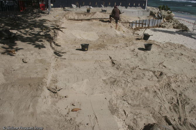 L’érosion marine sur le littoral de Saint-François (Guadeloupe) détruit progressivement un cimetière d’époque coloniale sur la plage des Raisins clairs.L’Inrap est intervenu du 13 janvier au 12 février 2014 sur une zone de 75 m2, directement en arrière du front d’érosion.  