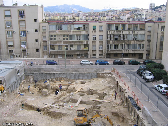 Vue générale de la fouille du collège Vieux-Port, Marseille, 2005. Les vestiges se sont révélés d’une grande importance et remarquablement conservés. Pour cette raison, le site a été classé au titre des Monuments historiques. 