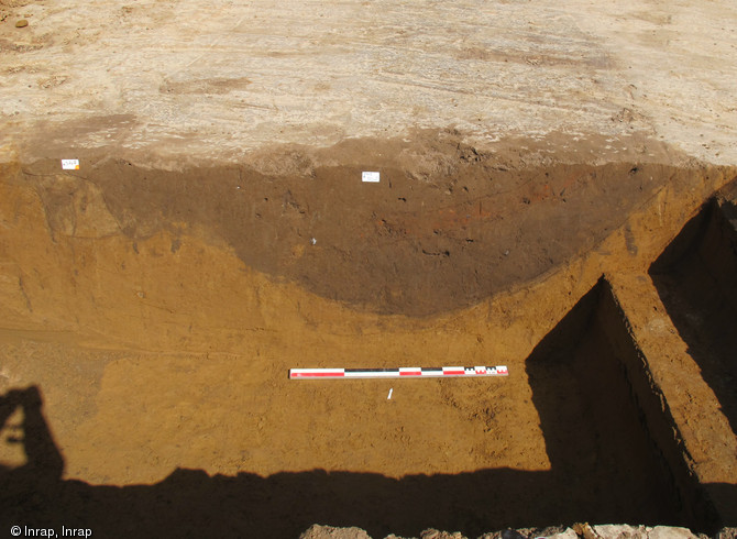 Vue en coupe du fossé de l'enclos carré, Ier s. avant notre ère, Saint-Quentin-la-Motte (Somme), 2014.