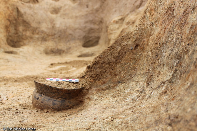 Céramique encore en place dans la cave du premier âge du Fer, vers 500 avant notre ère, Kervouyec, Quimper (Finistère), 2011.  La céramique mise au jour sur le site est très homogène, ce qui est peut courant dans le contexte armoricain pour des périodes aussi hautes. 