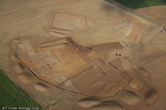 Vue aérienne des trois secteurs de fouille du site de Nesle et Mesnil-Saint-Nicaise (Somme), 2011.Au centre de la photo apparaissent les fondations du temple gallo-romain.