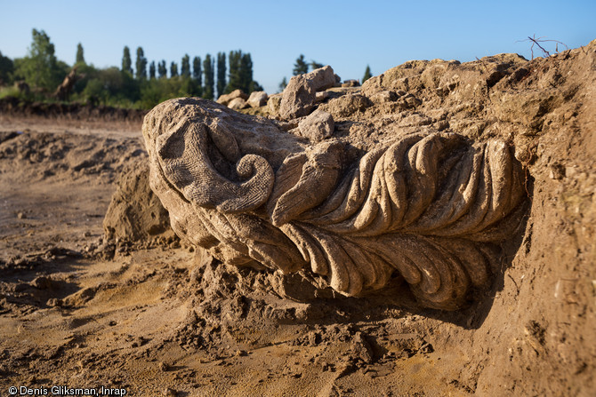 Tête mutilée d'un Jupiter-Ammon, dieu aux cornes et oreilles de bélier, IIe s. de notre ère, sanctuaire de Pont-Sainte-Maxence (Oise), 2014.