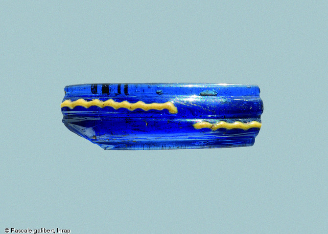 Élément de parure : fragment de bracelet en verre filé (période gauloise)