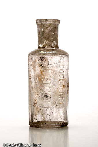 Flacon d'alcool de menthe RICQLES, vers 1914. Découvert à Marcilly-sur-Tille (Côte-d'Or), 2011.