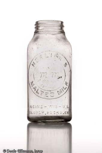 Bouteille de lait malté de la marque  Horlick's  provenant de Racine (Wisconsin) découverte sur le site de l'hôpital militaire américain (1917-1919) à Saint-Parize-le-Châtel (Nièvre), 2014.