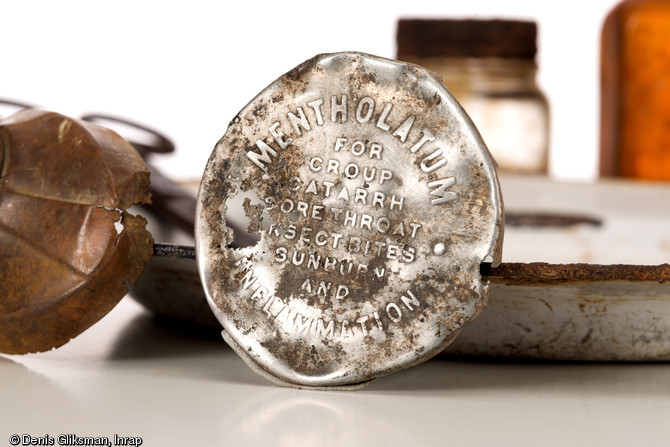 Couvercle de Mentholatum, médicament pour soigner les maux de gorge, aluminium, provenant de l'ancien hôpital militaire américain (1917-1919) à Saint-Parize-le-Châtel. Collection particulière.