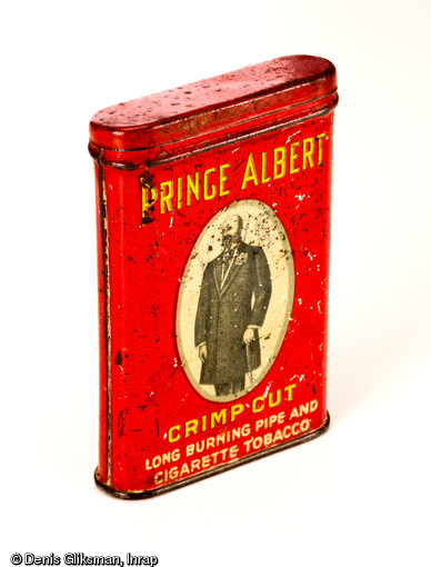 Boîte de tabac américain  Prince Albert  en fer, provenant de l'ancien hôpital militaire américain (1917-1919) à Saint-Parize-le-Châtel. Collection particulière.