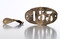 Plaque d'inhumation, retrouvée lors de la fouille d'un cimetière provisoire français de la Grande Guerre à Soupir (Aisne), 2004.  Ces plaques en métal portant un numéro découpé à l'emporte-pièce, étaient soit clouées sur le cercueil, soit liées à l'avant-bras du défunt. Leur numérotation, associée à un régistre d'inhumation, permettait de retrouver les identités des corps lors des exhumations.