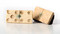 Dominos typiques de la fabrication artisanale de l'époque, dont une importante manufacture traditionnelle était située à Méru dans l'Oise. Découverts dans les structures 87 et 88 datant de la Grande Guerre à Vénizel (Aisne), 2009.  Ils sont constitués d'une plaque d'os jointe par un fil de laiton central à une plaque de bois. Si la découpe de l'os et du bois se faisait à la machine, les irrégularités dans le marquage des trous symbolisant les chiffres indiquent un travail manuel.  