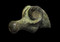 Extrémité d'un manche de couteau ornée d'une figure d'équidé ou d'hippocampe, fin du Ier s. avant notre ère,  découverte au Mont Castel à Port-en-Bessin (Calvados), 2014. 