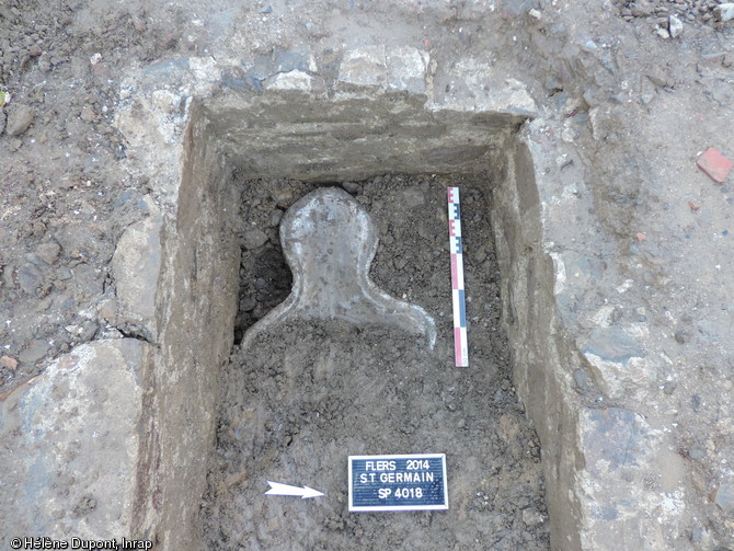 Cercueil en plomb appartenant à une sépulture privilégiée retrouvé à l'intérieur des deux caveaux du XVIIIe siècle, et découverts dans le choeur de l'ancienne église Saint-Germain à Flers (Orne), 2014.