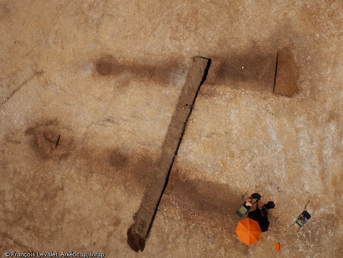Vue en cerf-volant du monument funéraire 33 en cours de fouille, de 20 m de longueur. Nécropole du Néolithique moyen à Fleury-sur-Orne (Calvados), 2014.