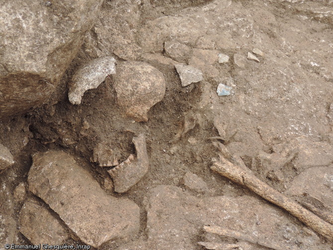 Détail de la sépulture 37-5 avec le crâne et les armatures tranchantes disposées en probable carquois. Nécropole du Néolithique moyen à Fleury-sur-Orne (Calvados), 2014.