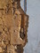 Détail sur une archère-canonnière de l'enceinte de la basse-cour de l'abbaye Saint-Pierre, début XVe siècle, masquée sous les enduits en ciment récent et découverte pendant les travaux de démolition, à Méobecq (Indre), 2012. 