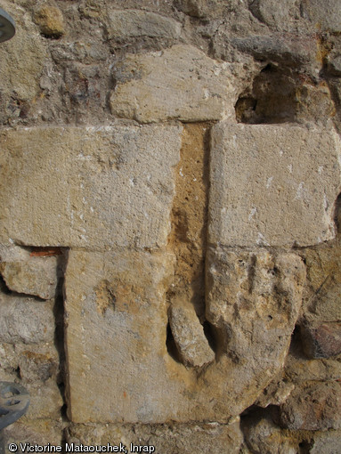 Vue de détail sur une archère-canonnière de l'enceinte de la basse-cour, début XVe siècle, de l'abbaye Saint-Pierre à Méobecq (Indre), 2014.