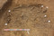 Vue d'ensemble de la sépulture multiple 2094, en cours de dégagement dans une nécropole antique à Saintes (Charente-Maritime).  Dans cette sépulture, qui se présente sous une forme rectangulaire (environ 2 mètres sur 1,30 mètre) ont été déposés cinq individus dont deux enfants et deux jeunes femmes.  