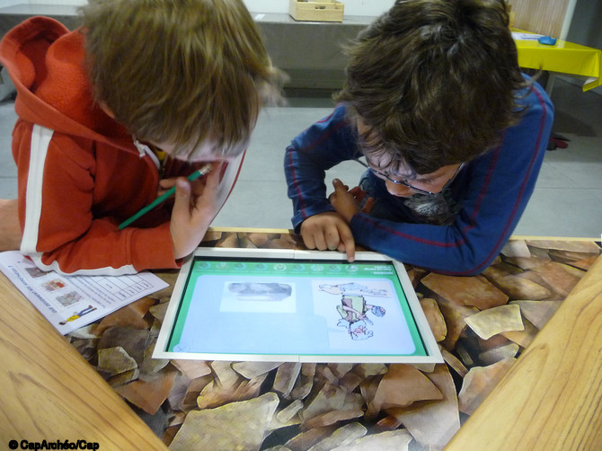 Atelier Stratigraphie réalisé par Cap'Archéo/Cap sciences et présenté lors de l'exposition  les Gaulois d'Aquitaine  à l'Archéopôle, Université de Bordeaux Montaigne, 2011.