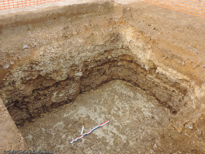 Cave aménagée pour stockage des denrées dans l'enclos d'une ferme gauloise (IIIe-Ier s. av. notre ère) à Bretteville-sur-Odon (Calvados), 2015.