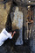 Dégagement d'un sarcophage en plomb dans le chœur de l'église du couvent des Jacobins, Rennes (Ille-et-Vilaine), 2013.  Environ 800 sépultures y ont été mises au jour par les archéologues, dont cinq cercueils de plomb. L’un d’eux contenait une dépouille dans un état de conservation exceptionnel. Son étude est un témoignage rare des pratiques funéraires des élites du XVIIe siècle. 